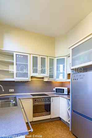 Фасадный дом, реновированный дом, вход с улицы, лестничная клетка после Рига