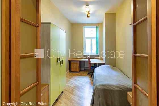 Фасадный дом, реновированный дом, вход с улицы, лестничная клетка после Рига