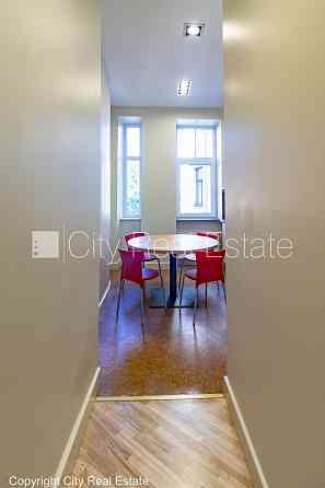 Фасадный дом, реновированный дом, вход с улицы, лестничная клетка после Рига