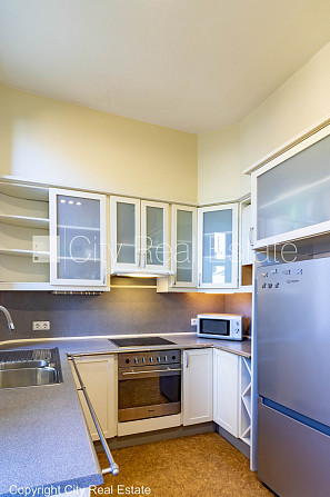 Фасадный дом, реновированный дом, вход с улицы, лестничная клетка после Рига - изображение 2