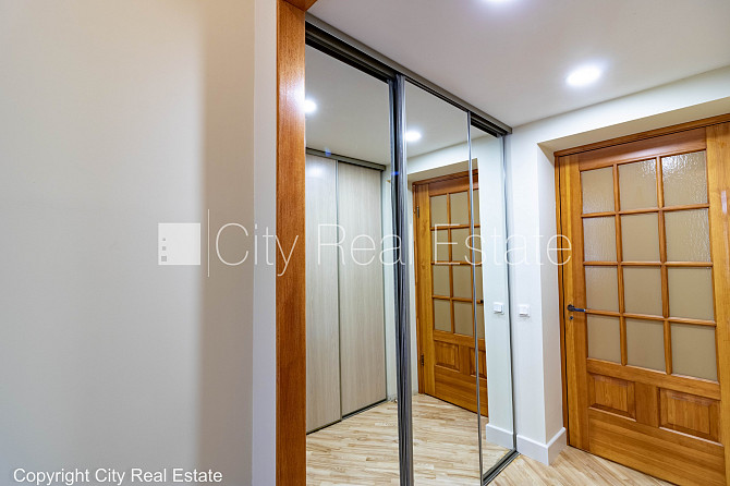 Фасадный дом, реновированный дом, вход с улицы, лестничная клетка после Рига - изображение 15