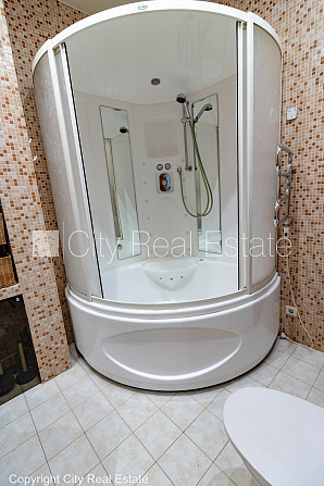 Фасадный дом, реновированный дом, вход с улицы, лестничная клетка после Рига - изображение 16