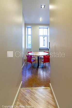 Фасадный дом, реновированный дом, вход с улицы, лестничная клетка после Рига - изображение 4