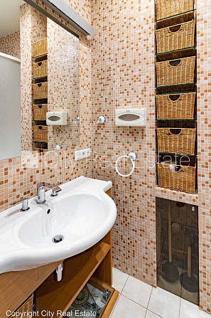 Фасадный дом, реновированный дом, вход с улицы, лестничная клетка после Рига - изображение 17