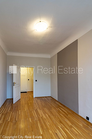 Фасадный дом, реновированный дом, поменянное покрытие крыши, возможность аренды Рига - изображение 13