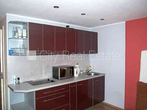 Фасадный дом, вход с улицы, лестничная клетка после косметического ремонта, окна Рига