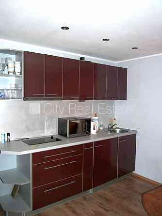 Фасадный дом, вход с улицы, лестничная клетка после косметического ремонта, окна Рига