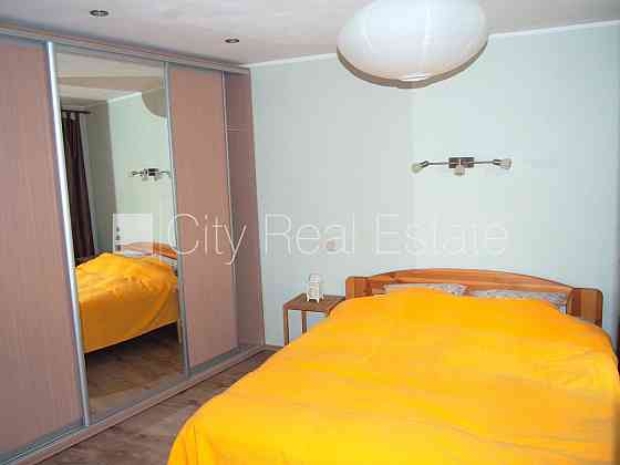 Фасадный дом, вход с улицы, лестничная клетка после косметического ремонта, окна Рига