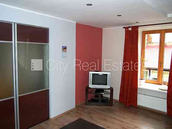 Фасадный дом, вход с улицы, лестничная клетка после косметического ремонта, окна Рига