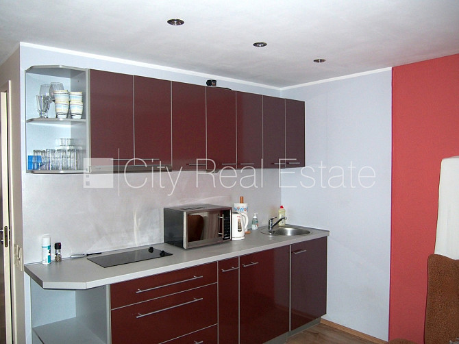 Fasādes māja, ieeja no ielas, kāpņu telpa pēc kosmētiskā remonta, logi vērsti uz pagalma Rīga - foto 4