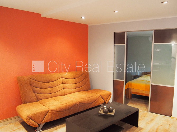 Fasādes māja, ieeja no ielas, kāpņu telpa pēc kosmētiskā remonta, logi vērsti uz pagalma Rīga - foto 1