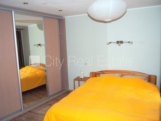 Fasādes māja, ieeja no ielas, kāpņu telpa pēc kosmētiskā remonta, logi vērsti uz pagalma Rīga - foto 6