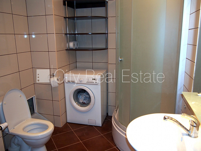 Fasādes māja, ieeja no ielas, kāpņu telpa pēc kosmētiskā remonta, logi vērsti uz pagalma Rīga - foto 7