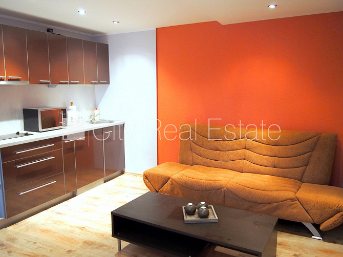 Fasādes māja, ieeja no ielas, kāpņu telpa pēc kosmētiskā remonta, logi vērsti uz pagalma Rīga - foto 2