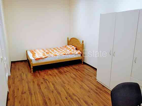 Бельэтаж, лифт, изолированные комнаты 3 шт., гостиная, одно помещение проходное, Rīga