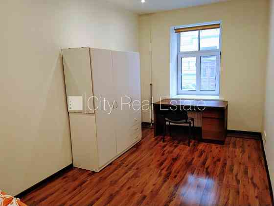 Бельэтаж, лифт, изолированные комнаты 3 шт., гостиная, одно помещение проходное, Rīga