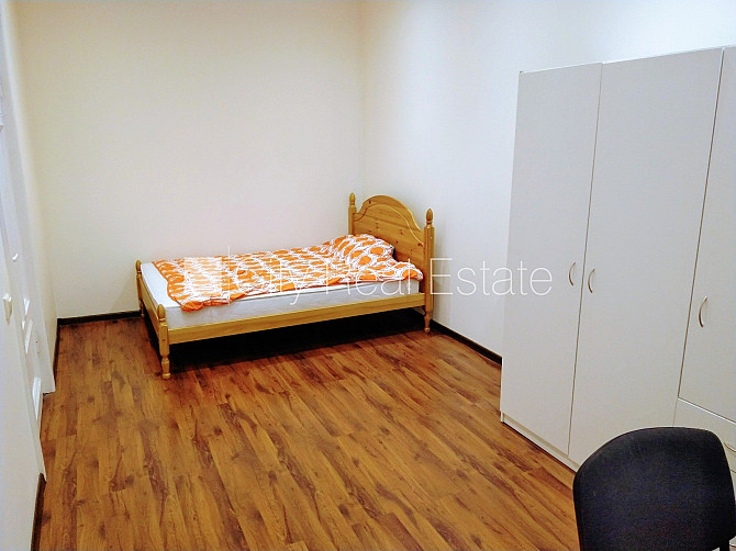 Beletāža, ir lifts, istabas izolētas 3 gab., viesistaba, viena telpa caurstaigājama, centrālā Rīga - foto 5