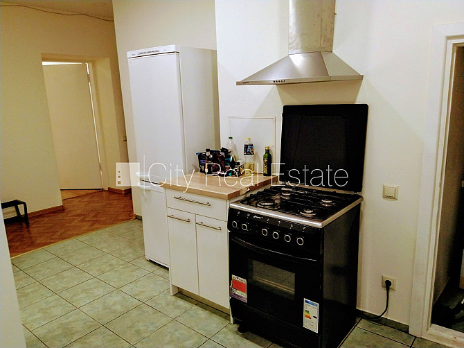 Beletāža, ir lifts, istabas izolētas 3 gab., viesistaba, viena telpa caurstaigājama, centrālā Rīga - foto 9