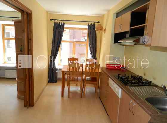 Фасадный дом, реновированный дом, вход с улицы, лестничная клетка после Rīga