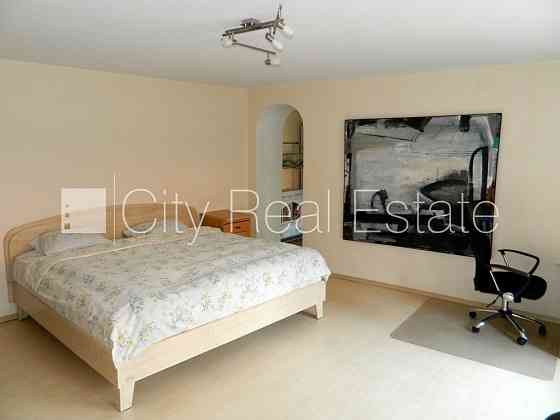 Фасадный дом, реновированный дом, вход с улицы, лестничная клетка после Rīga