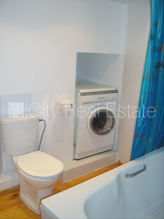 Fasādes māja, renovēta māja, ieeja no ielas, kāpņu telpa pēc kosmētiskā remonta, logi Rīga - foto 9