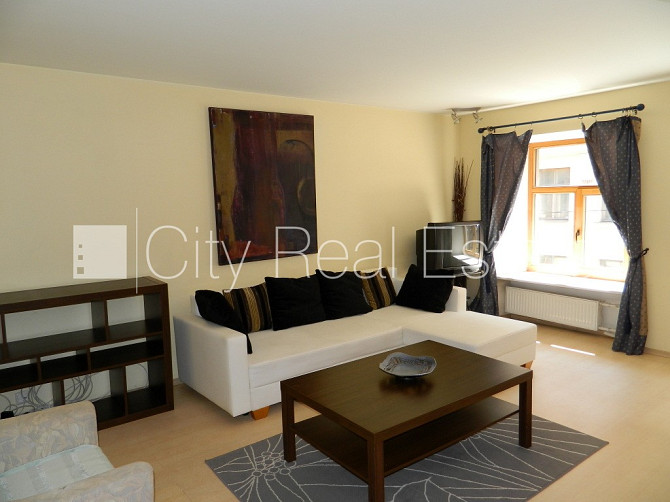 Fasādes māja, renovēta māja, ieeja no ielas, kāpņu telpa pēc kosmētiskā remonta, logi Rīga - foto 1