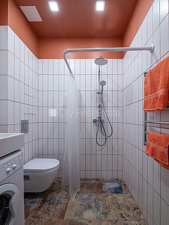 Реновированный дом, студио, кухня объединена с комнатой, центральное отопление, Рига - изображение 7