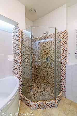 Новостройка, фасадный дом, благоустроенная озеленённая территория, закрытый Rīga