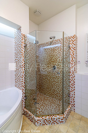 Новостройка, фасадный дом, благоустроенная озеленённая территория, закрытый Рига - изображение 5