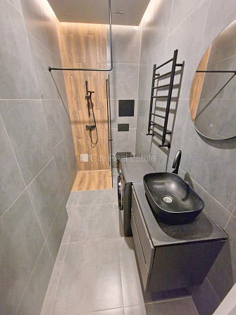 Фасадный дом, реновированный дом, закрытый двор, вход с улицы, лифт, лестничная Рига - изображение 9