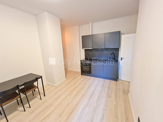 Фасадный дом, реновированный дом, закрытый двор, вход с улицы, лифт, лестничная Рига - изображение 1