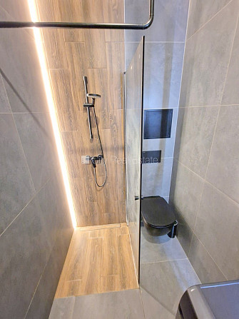 Фасадный дом, реновированный дом, закрытый двор, вход с улицы, лифт, лестничная Рига - изображение 10