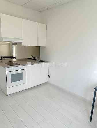 Фасадный дом, реновированный дом, закрытый двор, территория обнесена забором, Рига