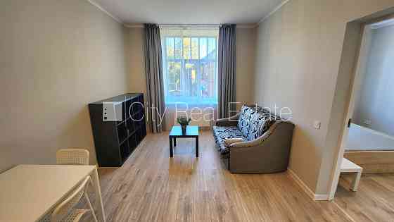 Фасадный дом, изолированные комнаты 3 шт., студио, кухня объединена с гостинной, Rīga