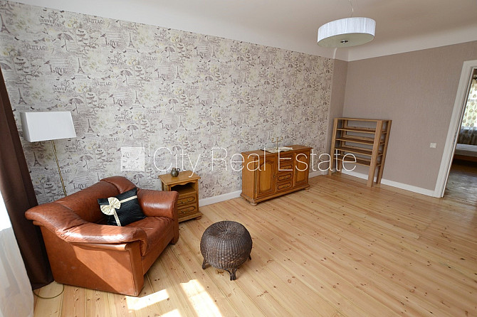 Fasādes māja, ieeja no ielas, ir lifts, kāpņu telpa pēc kosmētiskā remonta, logi vērsti uz Rīga - foto 3