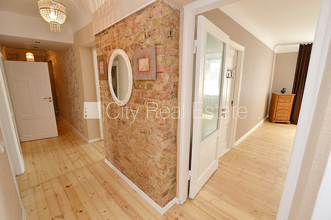 Fasādes māja, ieeja no ielas, ir lifts, kāpņu telpa pēc kosmētiskā remonta, logi vērsti uz Rīga - foto 6