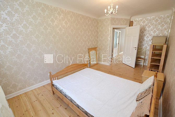 Fasādes māja, ieeja no ielas, ir lifts, kāpņu telpa pēc kosmētiskā remonta, logi vērsti uz Rīga - foto 9