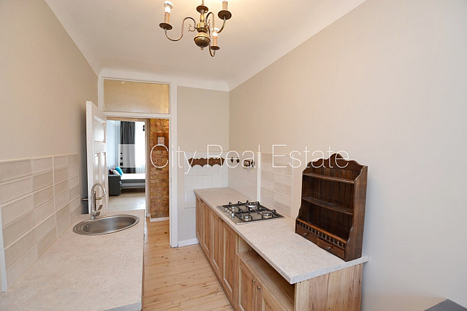 Fasādes māja, ieeja no ielas, ir lifts, kāpņu telpa pēc kosmētiskā remonta, logi vērsti uz Rīga - foto 10