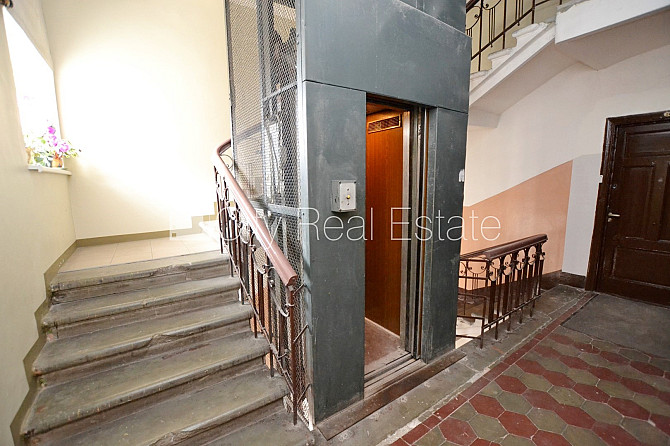 Fasādes māja, ieeja no ielas, ir lifts, kāpņu telpa pēc kosmētiskā remonta, logi vērsti uz Rīga - foto 14