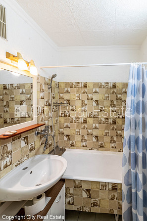 Фасадный дом, реновированный дом, благоустроенная озеленённая территория, лифт, Рига - изображение 9