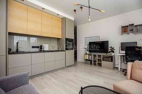 Новостройка, фасадный дом, закрытый двор, место для машины, вход со двора, Рига