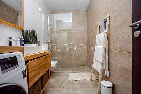 Новостройка, фасадный дом, закрытый двор, место для машины, вход со двора, Рига