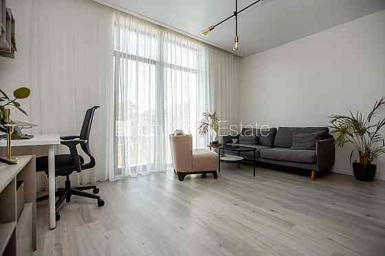 Новостройка, фасадный дом, закрытый двор, место для машины, вход со двора, Рига