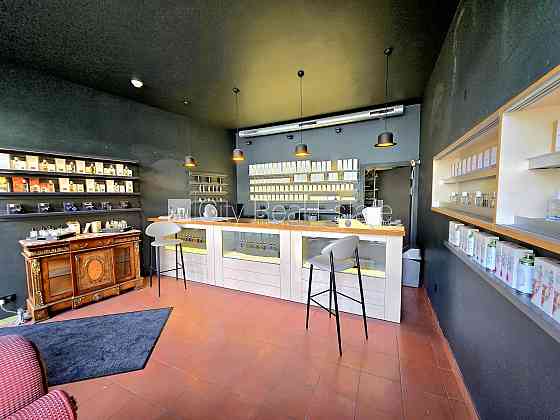 Фасадный дом, два входа, газовое отопление, большие витрины, туалет 2,2 м2, Рига