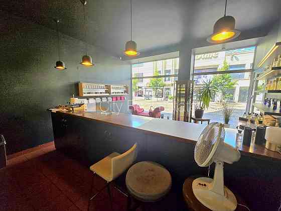 Фасадный дом, два входа, газовое отопление, большие витрины, туалет 2,2 м2, Рига