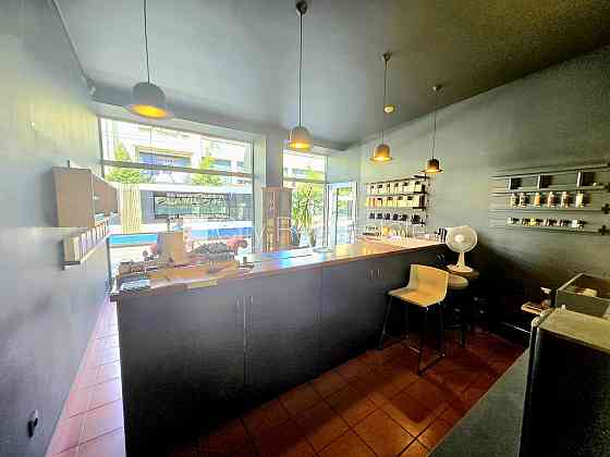 Фасадный дом, два входа, газовое отопление, большие витрины, туалет 2,2 м2, Рига