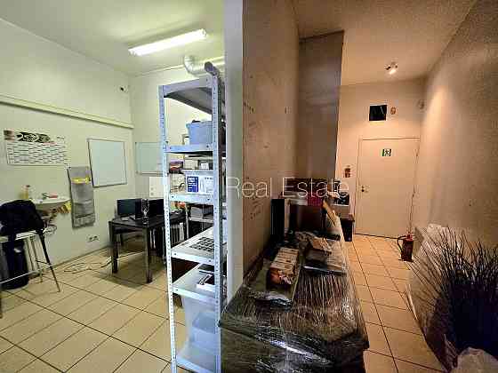 Фасадный дом, два входа, газовое отопление, большие витрины, туалет 2,2 м2, Рига