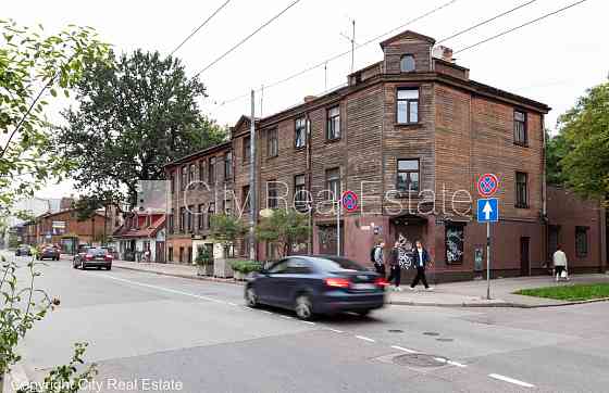 Фасадный дом, фасад с деревянной отделкой, место для машины, вход со двора, окна Рига