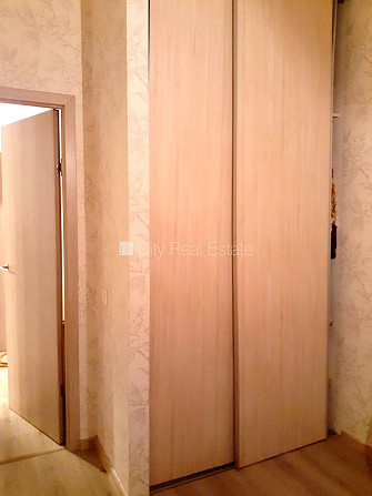 Фасадный дом, фасад с деревянной отделкой, место для машины, вход со двора, окна Рига - изображение 15