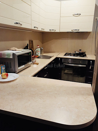 Фасадный дом, фасад с деревянной отделкой, место для машины, вход со двора, окна Рига - изображение 6